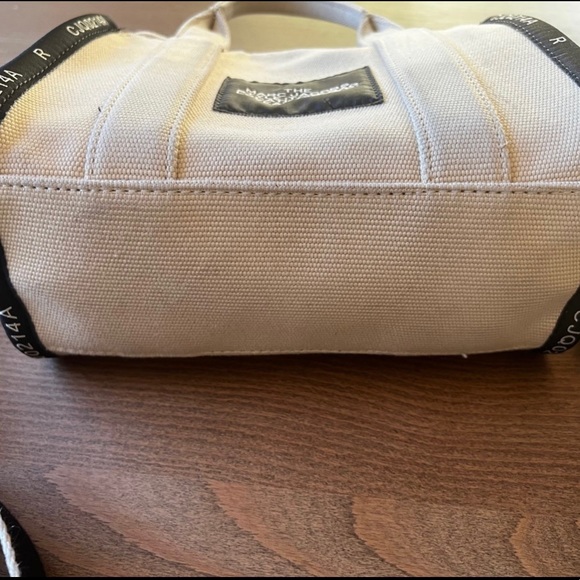 Trendy Marc Jacobs tote bag in the mini size. It's used but in good condition. - Picture 5 of 8
